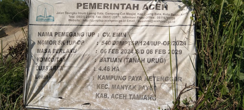 Aktivis LSM Bungoeng Lam Jaroe, Pertanyakan, Tampilan Plang Papan Nama, Di Areal Galian C Tanah Urug.