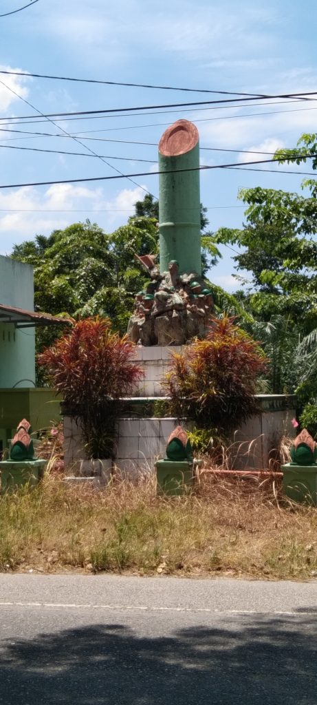 Menjelang 17 Agustus Tahun 2025, HUT-RI Yang Ke-80 Tahun Indonesia Merdeka, Tugu Bambu Runcing Perjuangan Aceh, Di Buket Meutuah Kecamatan Langsa Timur.