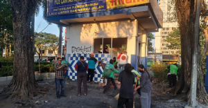 Ojol Dan Warga Kompak, Bersihkan Pos Polisi, Yang Di Bakar Massa, Di Surabaya.