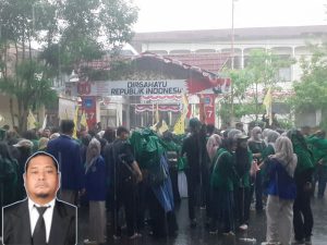 Mahasiswa/i Kepung Kantor DPR Kota Langsa, Dalam Keadaan Kondisi Hujan Deras.