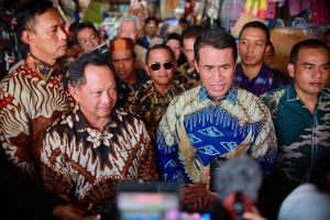 Tinjau Pasar Palimo Palembang, Mendagri dan Mentan Pastikan Distribusi Beras SPHP Lancar Dan Terjangkau.