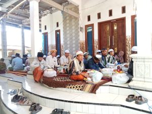 Keluarga Besar Bapak HJ.SAM Dusun Betes Sampang, Memperingati Maulid Nabi Muhammad SAW, Dengan Sederhana.