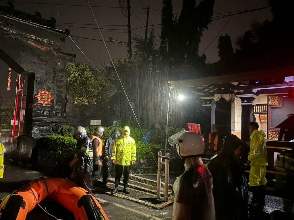 Polri, Tunjukan Kepedulian Nyata : 1.500 Paket Bansos, Di Salurkan Alumni Akpol 1990, Untuk Warga Kukar.