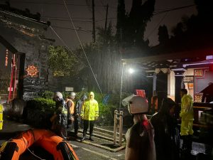 Polri, Tunjukan Kepedulian Nyata : 1.500 Paket Bansos, Di Salurkan Alumni Akpol 1990, Untuk Warga Kukar.