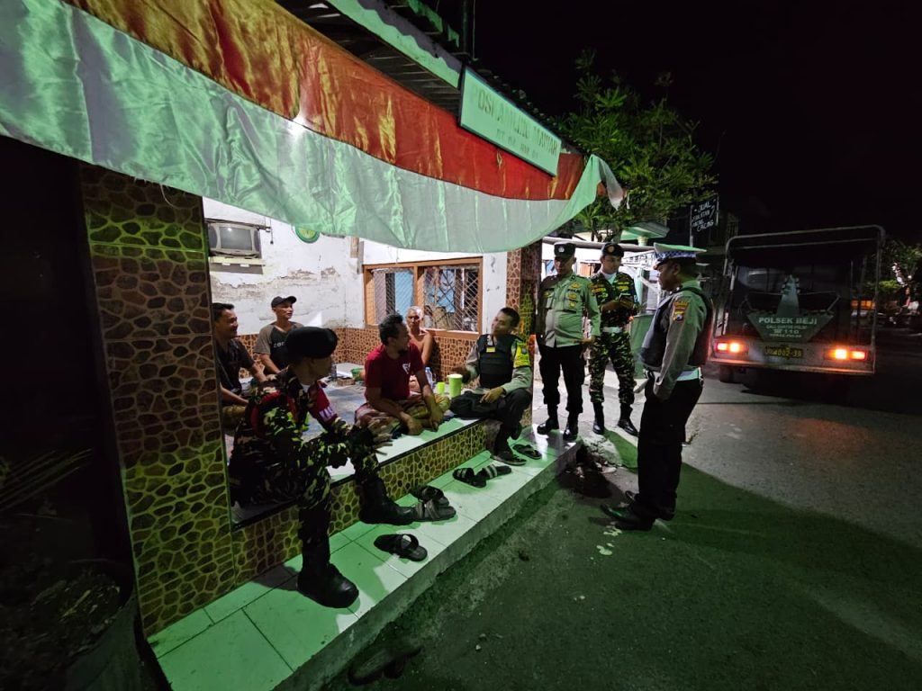 Polsek Beji dan Banser Aktifkan Pos Kamling dalam Rangka Harkamtibmas