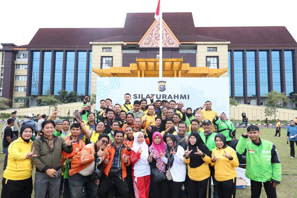 Perkuat Silaturahmi, Polisi Dan Ojol Olahraga hingga Makan Bersama, Di Polda Riau.