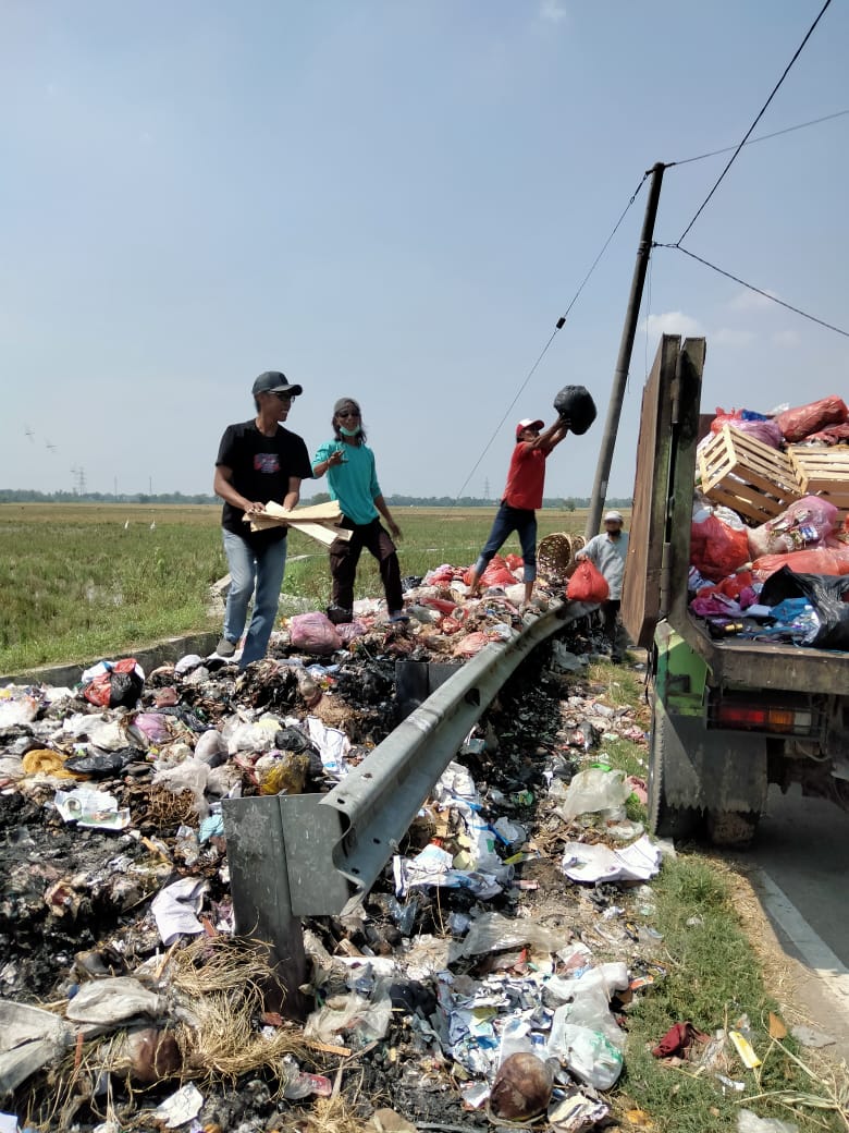 Lurah Kasunyatan Kecamatan Kasemen Beserta Ketua Rw , Rt dan Ketua Karang Taruna Bergotong Royong