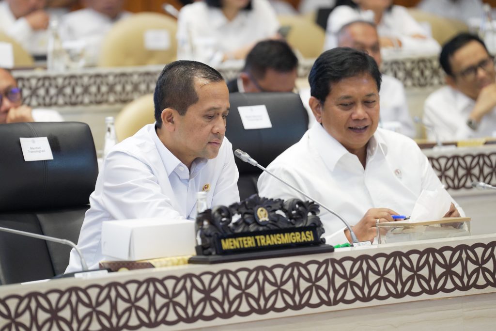 Rapat Kerja Dengan Komisi V, Wamen Viva Yoga : Kita Tuntaskan Tumpang Tindih Lahan Transmigrasi Dan Kawasan Hutan.