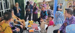 Bupati, Kunjungi Warga Marga Mulya Kecamatan Mauk, Penerima Beasiswa SGU.