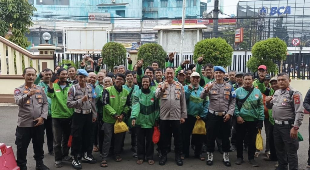 *Kapolsek Ciledug Berbagi Jumat Berkah Bersama Pengemudi Ojol