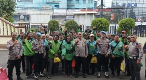 *Kapolsek Ciledug Berbagi Jumat Berkah Bersama Pengemudi Ojol