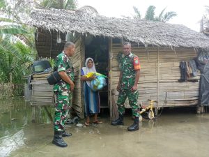 TNI Peduli : Dan-Ramil 27 Geureudong Pase, Berikan Bantuan Sembako Kepada Warga Kurang Mampu, Di Desa Binaan.