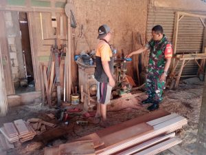 Babinsa Nogosari Dukung UMKM Mebel Jati Cabean, Dorong Produksi Dan Pemasaran Digital.