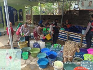 Dampak Kekeringan Polres Pasuruan Salurkan Bantuan Air Bersih 5000 liter untuk Warga Pasrepan