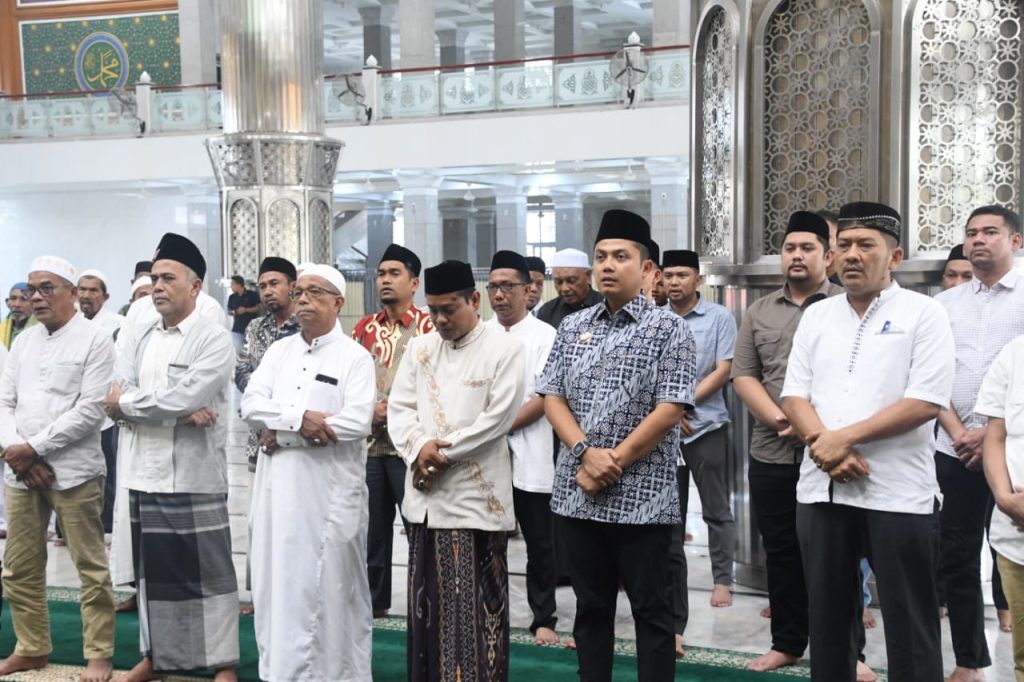 Wali Kota Langsa, Kukuhkan Pengurus Mesjid Agung Darul Falah Langsa, Di Masa Bakti 2025-2030.