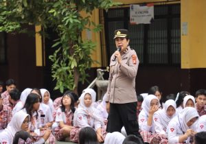Police Goes To School: Polres Metro Jakarta Barat Bentuk Karakter Pelajar yang Tangguh dan Berprestasi