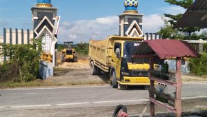 Nyaris Pekerjaan Proyek Penimbunan Jalan Keluar Pintu Dua Kampus Universitas Samudra.