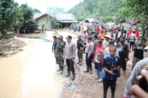 Polres Lampung Barat, Terjun Langsung Salurkan Bantuan, Untuk Korban Banjir Suoh.
