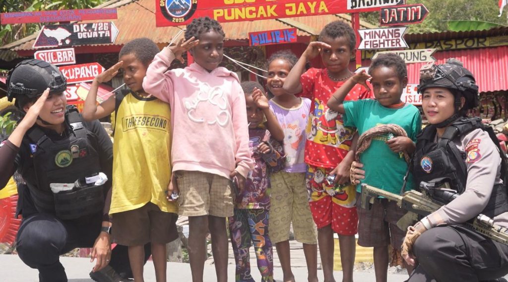 Polwan Satgas Ops Damai Cartenz Tunjukkan Sentuhan Humanis, Di Puncak Jaya