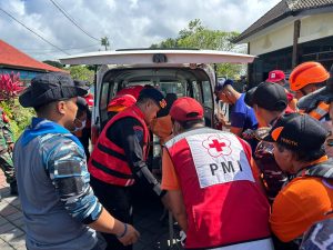 Tim SAR, Ditpolairud Polda Bali, Temukan Empat Perempuan Korban Banjir.