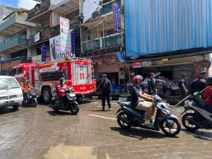 Pasca Banjir Di Bali, Polisi Turun Bantu Warga Bersih-Bersih Lokasi Bencana.