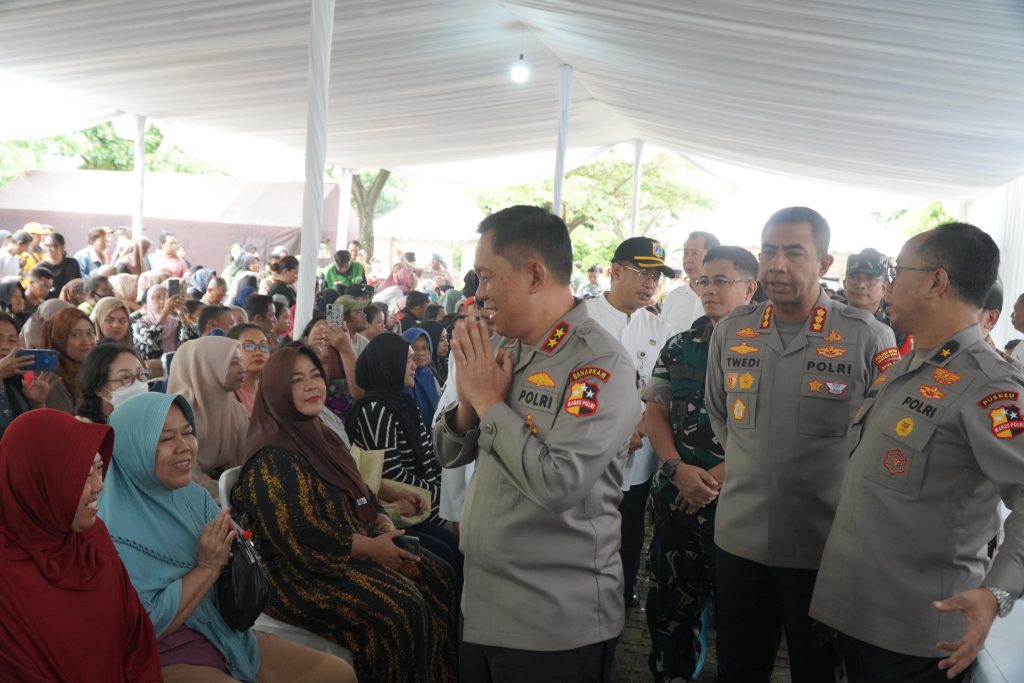 Gerakan Pangan Murah, Polri Dan Jumat Berkah Polres Metro Jakarta Barat : Ribuan Warga Antusias Serbu Pasar Murah.