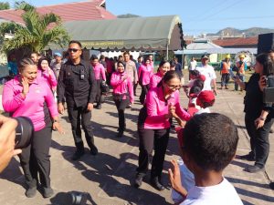 Ketua Umum Bhayangkari Salurkan 5.000 Paket Bansos, Gelar Bakti Kesehatan dan Religi di NTT