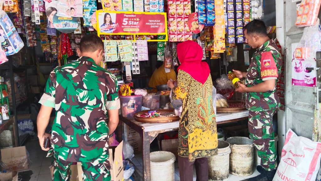 Babinsa Kunjungi Toko Kelontong, Lakukan Pengecekan Harga Dan Ketersediaan Sembako.