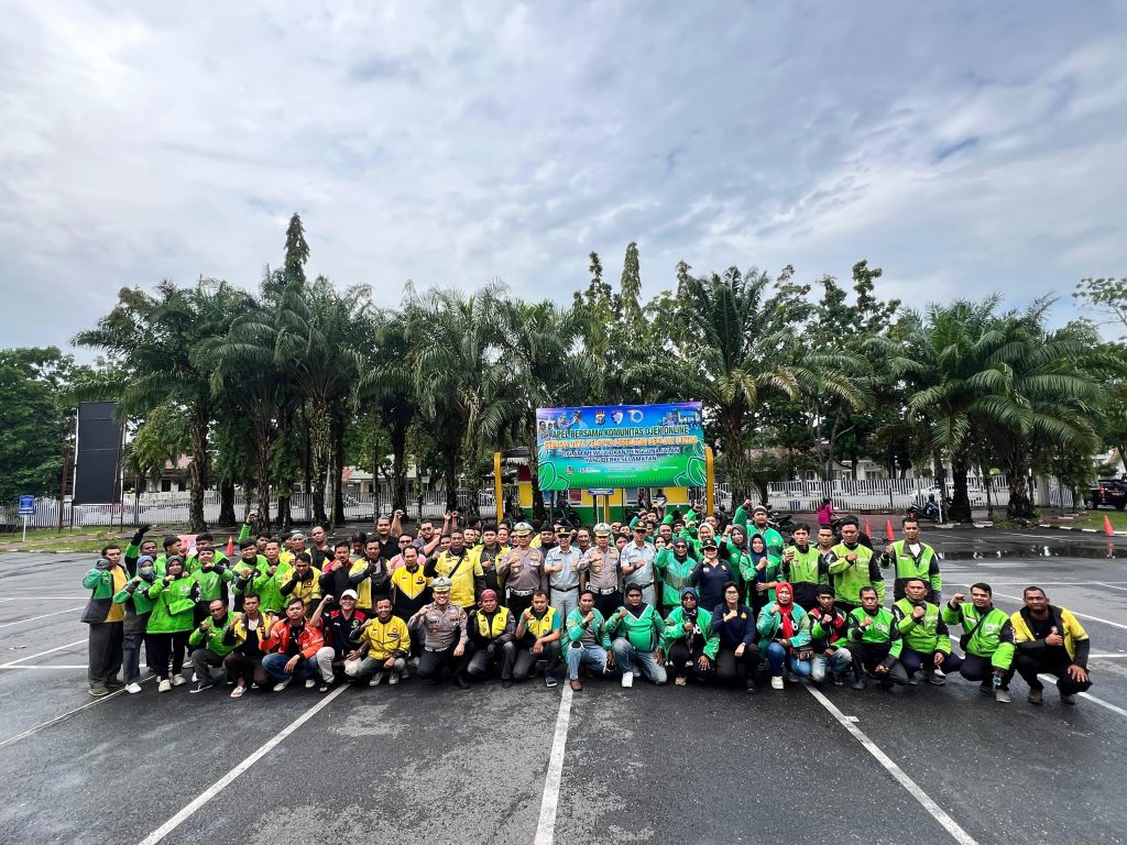 Ratusan Ojol Di Kukuhkan, Jadi Duta Keselamatan Berlalu-Lintas, Di Riau.