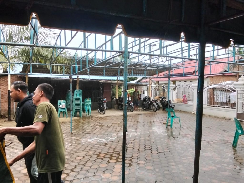 Perangkat Desa Dan Masyarakat Gampong Meurandeh Dayah, Laksanakan Bersih-Bersih Di Mesjid Nurul Ikhlas.