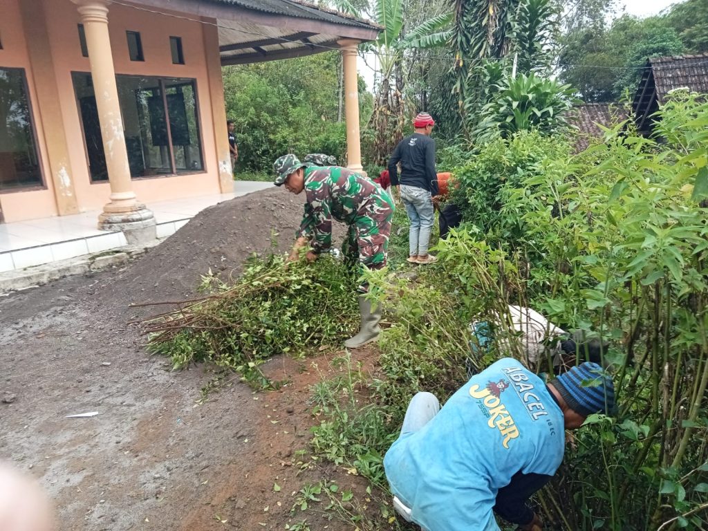 Babinsa Nogosari, Ajak Warga Sembungan Gotong-Royong Bersihkan Jalan Desa.