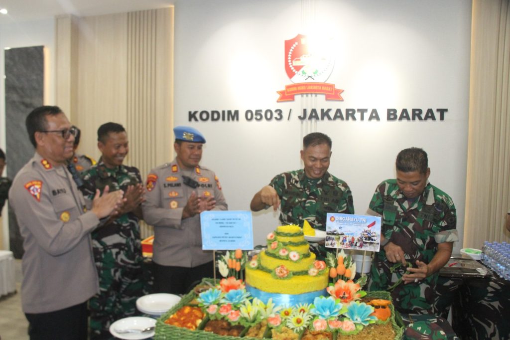 Wujud Soliditas, Polres Jakbar Datangi Kodim 0503 JB Beri Surprize HUT TNI ke-80