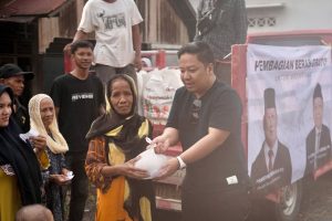 Legislator Partai Gerindra Bagikan Beras ke Masyarakat Desa Sungai Alat.