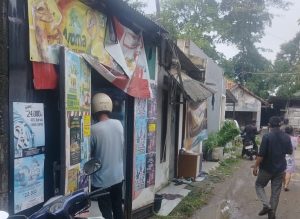 Praktik penjualan minuman keras (miras) secara ilegal dengan modus berkedok toko sembako di Jalan Kp. perigi No 38/5 RT 15 RW 04 Lengkong Wetan Kecamatan Serpong Kota Tangerang Selatan Banten 15310