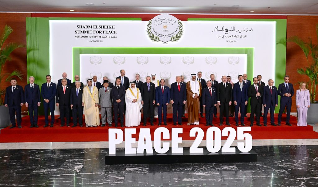 Pose Jempol Prabowo Warnai Hangatnya Sesi Foto Pemimpin Dunia di KTT Perdamaian Gaza.