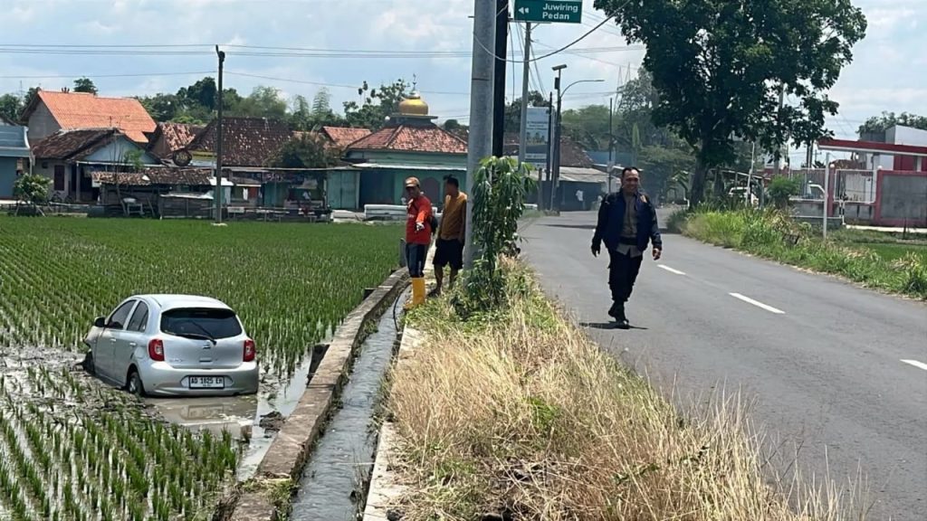 Diduga Sopir Microsleep, Mobil Asal Solo Nyemplung Sawah di Juwiring Klaten