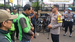 KAPOLRES METRO TANGERANG KOTA GELAR “JUM’AT PEDULI” BAGIKAN BANSOS UNTUK OJEK ONLINE DI BATUCEPER
