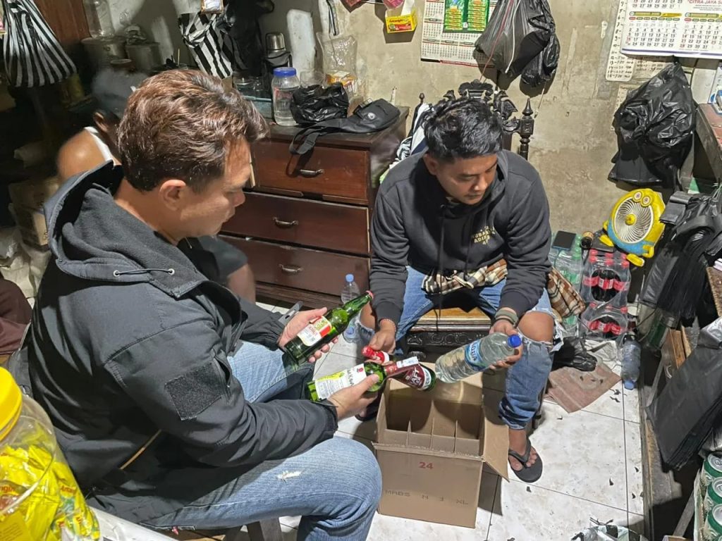Polres Karanganyar Tangkap Peracik Miras Ilegal, Puluhan Botol Disita