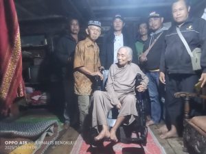 Bantuan Kursi Roda untuk Ibu Rusma di Desa Dataran Tapus, Bentuk Kepedulian Gabungan Media di Rejang Lebong.
