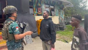 Personel Operasi Damai Cartenz, Gelar Kegiatan Humanis, Bersama Warga Enarotali.