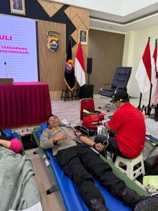 Kapolsek Kronjo dan Personel Polresta Tangerang Ikuti Donor Darah dalam Rangka HUT ke-74 Humas Polri
