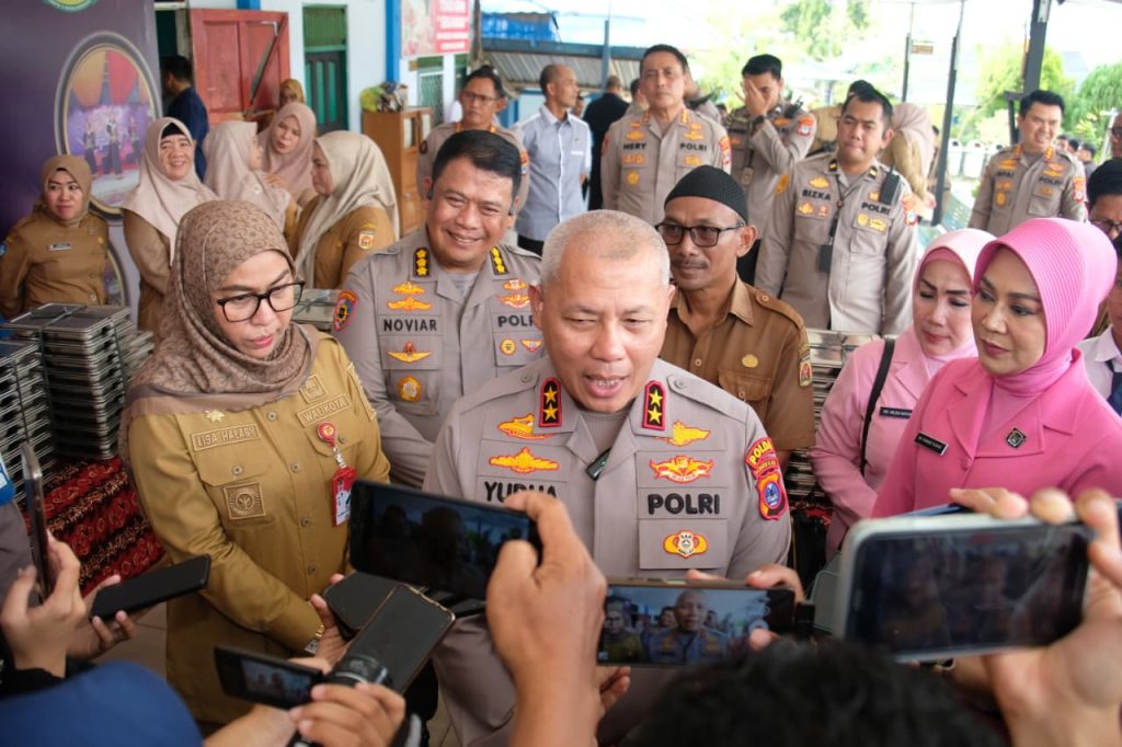 Pastikan Sehat Dan Higienis, Kapolda Kal-Sel, Makan-Makanan MBG Dari SPPG Polda Kal-Sel Bersama Pelajar SMPN 5 Banjar Baru.