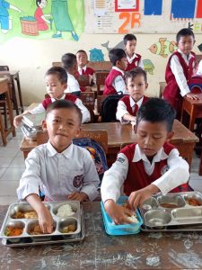Dewan guru juga Siswa SDN 2 Kalitimbang, Para Murid Senang Semua Makan Bergizi Dari MBG.