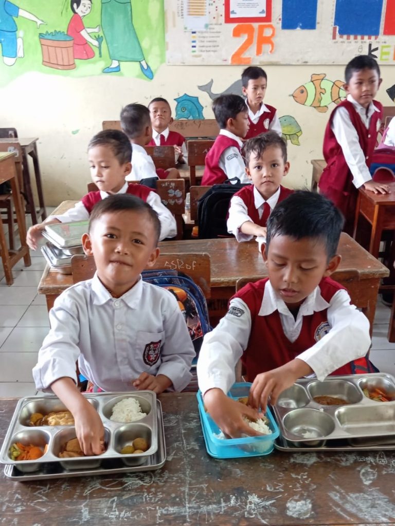 Dewan guru juga Siswa SDN 2 Kalitimbang, Para Murid Senang Semua Makan Bergizi Dari MBG.
