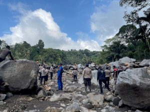 Sinergi Polres Nagekeo, Bantu Korban Banjir Mauponggo Nagekeo.