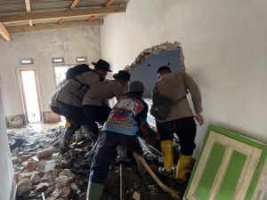 Satbrimob Polda Jawa Timur, Perkuat Operasi Kemanusiaan Pasca Erupsi Semeru.