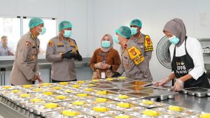 Orang Tua Senang Anaknya Dapat MBG Dari SPPG Polda Metro : Menu Variatif.