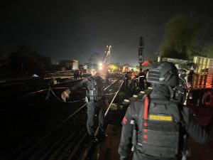 Brimob Amankan Lokasi Anjloknya Kereta Purwojaya, Di Bekasi.