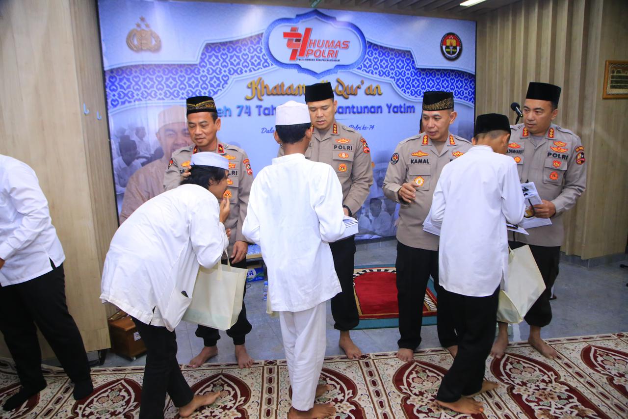 Wujud Peduli Sesama, Humas Polri Berikan Tali Asih Kepada 100 Anak Yatim, Pada Khatanan HUT Ke-74.