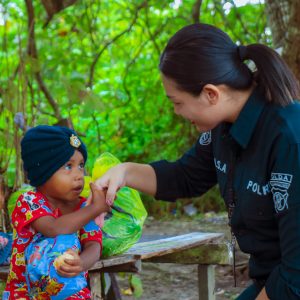 Satgas Humas Ops Damai Cartenz, Berbagi Bersama Warga Dan Anak-Anak Di Jaya Pura.
